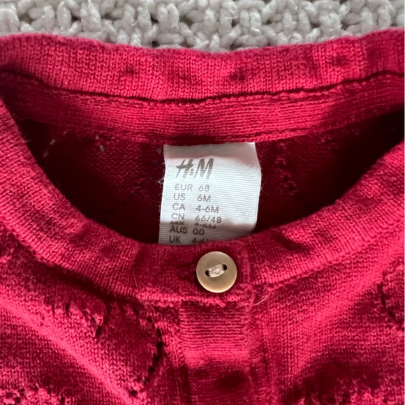 H&M red heart cardigan size 4-6 months NWOT - Picture 2 of 2